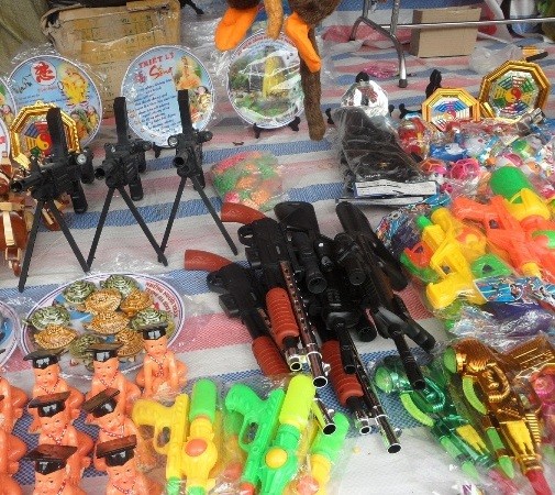 : Có lẽ không ở đâu tình trạng bày bán và chào mời khách mua các loại đồ chơi bạo lực như tại chùa Hương