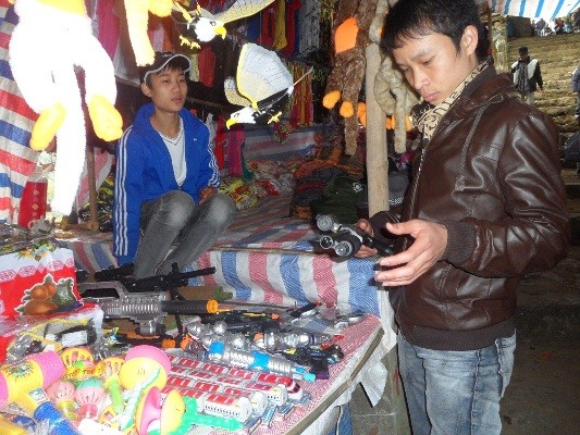 Đến du xuân, trẩy hội tại chùa Hương, nếu có nhu cầu du khách sẽ được các chủ cửa hàng bán các loại đồ chơi bạo lực nhiệt tình "tư vấn" và thoải mái lựa chọn những khẩu súng mà mình ưng ý.