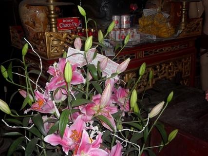 Những cành hoa trong khu di tích Đền Đô cũng được "trưng dụng" để biến thành nơi...đặt tiền lễ.