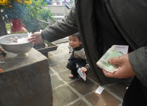 Tại Đình Ứng Thiên (Đống Đa, Hà Nội), hai bên cửa đình là hai chậu đựng tiền. Người đi chùa vô tư ném tiền vào chậu.