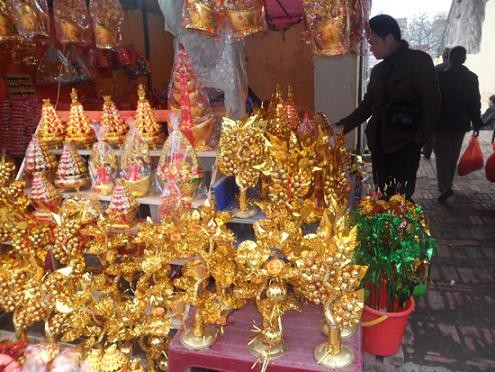 Các cửa hàng bán cây vàng, cành lộc tại các đền chùa cũng rất đông khách vào những ngày lễ hội.