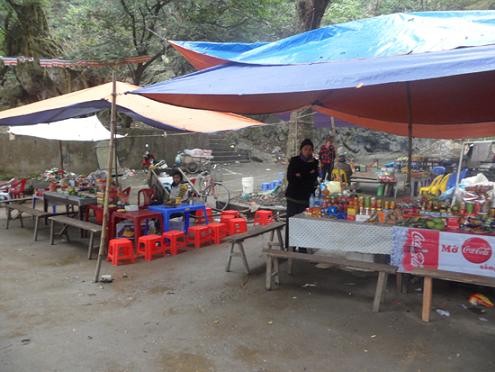 Để mua một chai nước lọc hoặc nước ngọt tại các chùa Trăm Gian (Hà Nội), chùa Bái Đính (Ninh Bình), đền Bà Chúa Kho (Bắc Ninh).. du khách thường phải trả từ 20-25 nghìn đồng