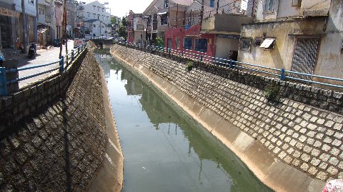 Con kênh trên đường phố Đà Lạt.
