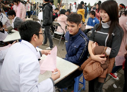 Đôi bạn trẻ Trần Văn Ngọc và Hoàng Thị An tỏ ra bỡ ngỡ khi lần đầu tiên tham dự hiến máu.