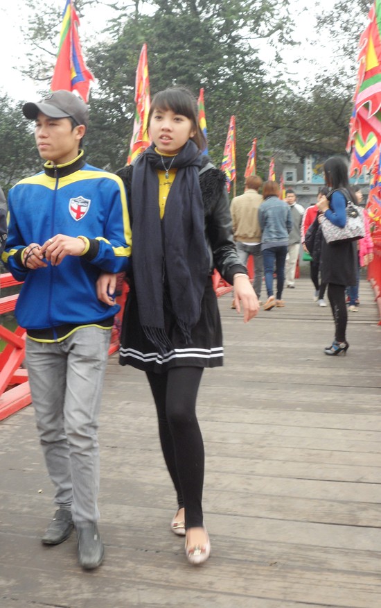 : Các bạn trẻ đưa nhau đến Đền Ngọc Sơn và cùng nhau dạo bước trên cầu Thê Húc.