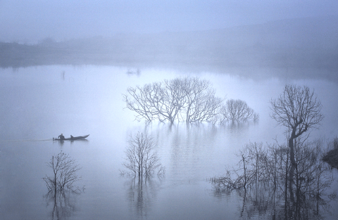 Sương sớm tại hồ Đại Ninh, Lâm Đồng.