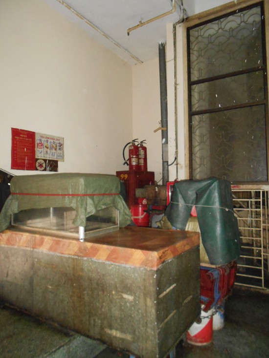 Các trụ đặt ống dẫn nước PCCC đều đã rỉ sét và thường bị lấn chiếm thành nơi đun nấu hoặc bày hàng hóa