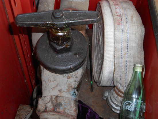 Những trụ chứa ống dẫn nước thì bị đập phá tơi tả và được "trưng dụng" thành...ngăn chứa đồ tại chợ Đồng Xuân