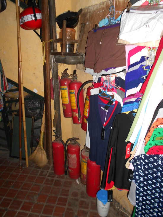 Các bình cứu hỏa thường được để trong các góc rất sâu và bị rất khó nhìn thấy vì bị đồ đạc, quần áo che khuất.