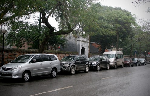Phố Văn Miếu, xe vẫn đỗ dọc hai bên đường.
