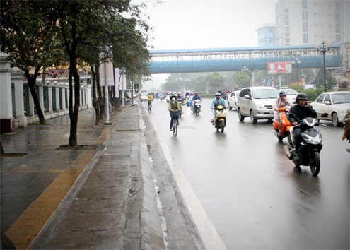 Phố Nguyễn Chí Thanh cũng không còn xuất hiện xe dừng đỗ ở lòng lề đường.