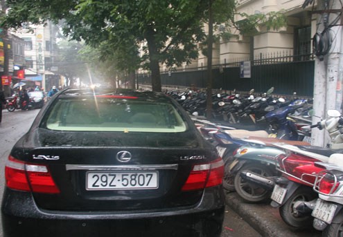 Phố Bảo Khánh vẫn chật kín xe máy, ôtô. Tại đây có tấm biển: khu vực để xe Viện KSND Hoàn Kiếm.