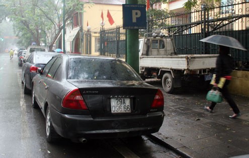 Tương tự, trên phố Tràng Thi cạnh bãi đỗ của Cảnh sát 113 là hàng loạt ôtô cá nhân.