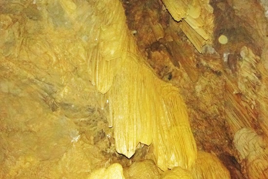 Trong lòng hang, ở khoảng 100m đầu tiên, nhũ đá ít, nhưng càng đi sâu vào trong càng xuất hiện nhiều loại nhũ đá với nhiều hình dạng khác nhau như thạch nhũ, thạch rèm trong suốt trông rất đẹp.