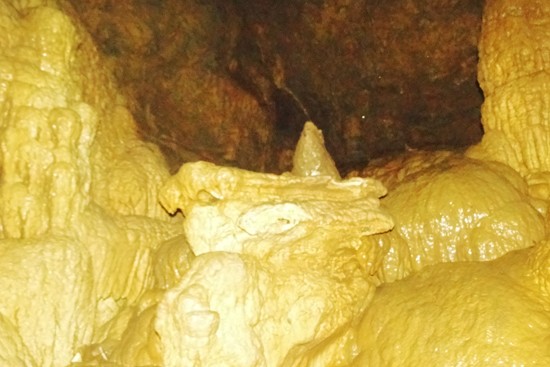 Hệ thống thạch nhũ trong hang khiến nhiều người chứng kiến không khỏi kinh ngạc và thán phục trước sự sắp xếp của tạo hóa.