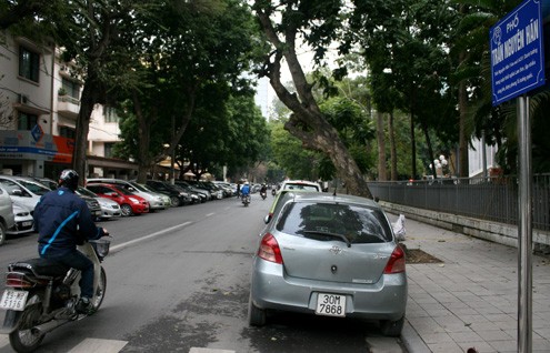 Tuy nhiên sáng 17/2, cả chục điểm trông giữ xe trái phép của hai công ty này vẫn hoạt động trên nhiều tuyến phố của thủ đô như phố Trần Nguyên Hãn...
