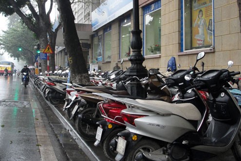 Trước cửa bưu điện Hà Nội vẫn đỗ đầy xe máy sáng 15/2. Ảnh: Yến Hoa.