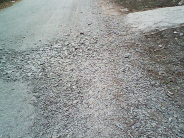 Rất nhiều đoạn đã hư hỏng nặng trên bề mặt đường, khiến cho việc đi lại rất khó khăn và nguy hiểm.