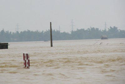 Nước quốc lộ 1A ngập quá mức báo động