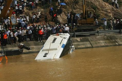 Vụ chìm xe vào ngày 18/10/2010 đã cướp đi sinh mạng của 20 nạn nhân trên chiếc xe khách mang BKS 48K-5868