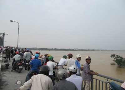Tin đồn vớt được xác các nạn nhân khiến hàng trăm người hiếu kỳ kéo lên cầu Bến Thủy xem.