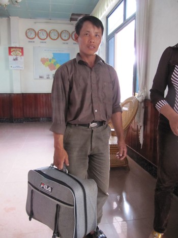 Anh Hoàng Văn Hiển phát hiện chiếc vali trên sông Lam.
