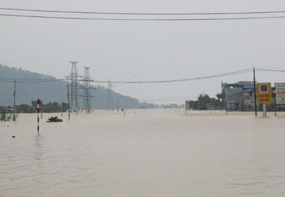 Quốc lộ 1A bị chia cắt vì nước lũ dâng quá cao