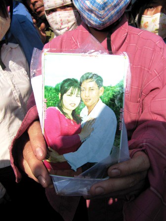 Trong ảnh là chị Đỗ Thị Lan và chồng chụp ảnh kỷ niệm được người nhà nạn nhân đưa ra nhận dạng.