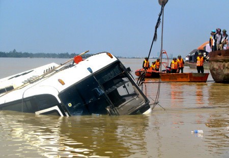 Chiếc xe nhấc dần khỏi mặt nước, các lực lượng tiếp tục tìm kiếm nạn nhân ở trong xe