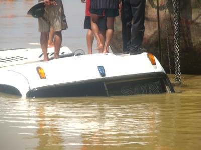 Cận cảnh đầu xe được kéo lên khỏi mặt nước