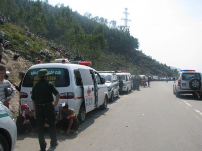 Đội xe cứu thương sẵn sàng trực chiến trên bờ sông Lam