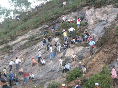 Rất đông người ngồi trên núi trông ngóng cuộc trục vớt