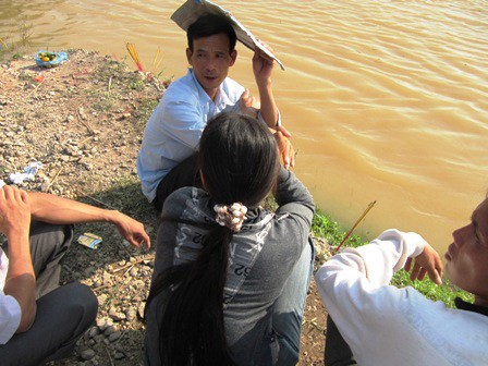 Lúc này, người thân của nạn nhân Nguyễn Thị Thủy và Trần Đăng Khoa hiện mất tích vẫn chưa tìm thấy đang ngồi ngóng bên dòng sông Lam