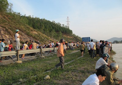 Hàng trăm người từ thành phố Vinh và các huyện phụ cận đổ về xã Xuân Lam