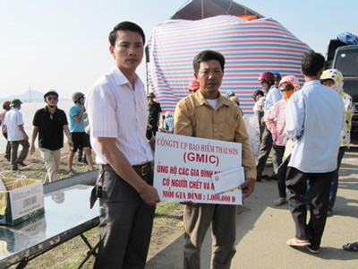 Cty Bảo hiểm Thái Sơn (GMIC) cũng có mặt tại hiện trường và ủng hộ mỗi gia đình nạn nhân trong vụ chìm xe 1 triệu đồng