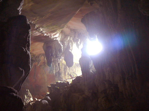 Hang động làng Lạnh (Lục Yên, Yên Bái) những hang động đẹp chưa ai khám phá đang bị phá huỷ vì nằm trong một mỏ đá xây dựng.