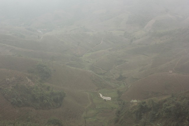 Từ trên đỉnh đèo nhìn xuống đồi núi Mộc Châu.