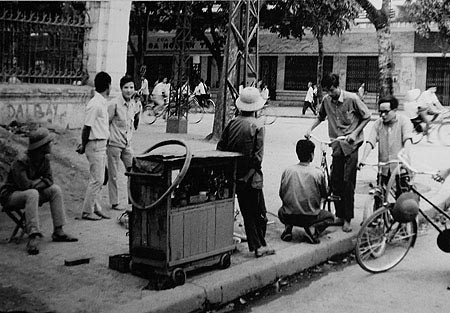 Sửa chữa xe đạp là nghề rất phát triển ở Hà Nội thời bao cấp