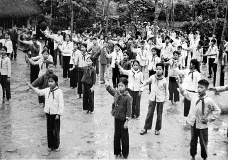 Học sinh tập trung chào cờ buổi sáng tại một ngôi trường ở Dịch Vọng, năm 1982