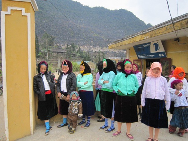 Các thiếu nữ Mông ăn diện những bộ váy áo đẹp nhất đến xem chọi dê