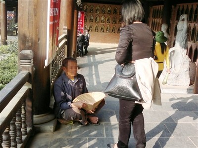 Những người ăn xin ở chùa Bái Đính mới.