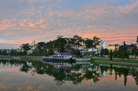 Nắng sớm trên Hồ Xuân Hương, Đà Lạt