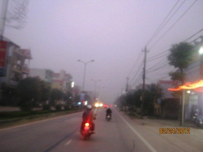 Sương mù giăng kín như thế này sẽ rất nguy hiểm cho người tham gia giao thông