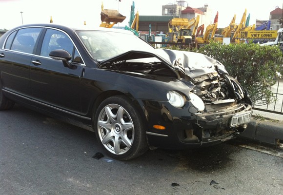Trên Otofun (một diễn đàn lớn về ôtô-xe máy, gọi tắt là O.F) vừa xuất hiện 2 bức hình chụp một vụ tai nạn giao thông mà hậu quả là một siêu xe Bentley bị vỡ nát phần đầu. Theo đó, vụ tai nạn xảy ra vào rạng sáng ngày 9-12, trên QL5 (Hà Nội đi Hải Phòng). Chiếc siêu xe Benley mang BKS nước ngoài, màu đen lao sát vào giải phân cách cứng giữa đường. Phần đầu xe đã biến dạng hoàn toàn sau tai nạn: nắp ca-pô gẫy gập, bộ đèn pha bên trái vỡ nát, đồng thời dầu (hoặc nước làm mát) chảy lênh láng dưới gầm. Một vài thành viên diễn đàn O.F chứng kiến đã tiết lộ lý do xảy ra vụ TNGT này là do siêu xe Benley tông phải đuôi một chiếc “xe thường”- Kia Morning. Chiếc Kia Morning bị vỡ tan kính hậu và dúm dó phía sau, đồng thời lao bắn vào vệ phải đường cách đó chừng 50m. Theo đánh giá ban đầu, để sửa chữa thiệt hại của chiếc siêu xe Bentley khổ chủ sẽ phải chi một khoản tiền chí ít bằng….đúng chiếc Kia Morning. (Hình ảnh siêu xe Bentley lâm nạn trên QL5 (Ảnh: O.F))