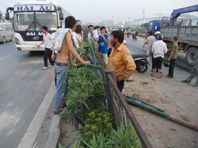 Chiều 31/8/2011, trên QL5 (Hà Nội – Hải Phòng) đoạn qua thị trấn Như Quỳnh (Văn Lâm – Hưng Yên) xảy ra một vụ tai nạn nghiêm trọng. Chiếc xe ô tô 7 chỗ ISUZU leo lên dải phân cách cố định giữa QL 5, rồi vọt sang phía đường bên kia đè nát chiếc xe máy đi ngược chiều... Người dân chứng kiến vụ tai nạn cho biết, chiếc xe ô tô 7 chỗ ISUZU mang BKS 30Y-3721 đang chạy với tốc độ lớn thì bị mất lái leo lên dải phân cách cố định (bằng sắt) rồi bay sang phía làn đường ngược chiều đè nát chiếc xe máy mang BKS 89K8-5502. Tại hiện trường, phóng viên chứng kiến nhiều vũng máu, chiếc xe ô tô bị lật ngửa “phơi” bốn bánh lên trời, phía dưới là chiếc xe máy bị bẹp dúm.
