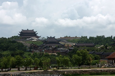 Chùa Bái Đính là một quần thể chùa được biết đến với nhiều kỷ lục Việt Nam được xác lập như chùa có diện tích lớn nhất, tượng Phật bằng đồng lớn nhất, chùa có nhiều tượng La Hán nhất và nhiều cây bồ đề nhất nhất. (Quần thể Chùa Bái Đính.)
