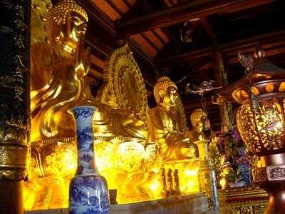 Trong điện Tam Thế có 3 pho tượng dát vàng đồ sộ, đẹp trang nghiêm, lộng lẫy. Mỗi pho tượng nặng 50 tấn, ngự trên 3 tòa sen.
