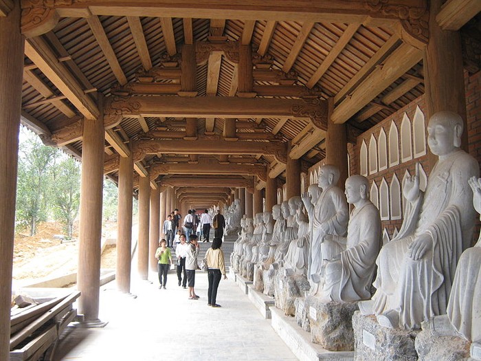 Hành lang với 500 tượng la Hán Đường, được làm bằng đá xanh.