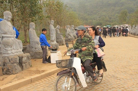 Xe ôm len lỏi cả lối đi của du khách lên hành hương chùa Bái Đính cổ.