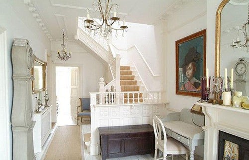 Những bức tranh sơn dầu treo tường nổi bật phong cách quý phái của chủ nhân ngôi nhà.
